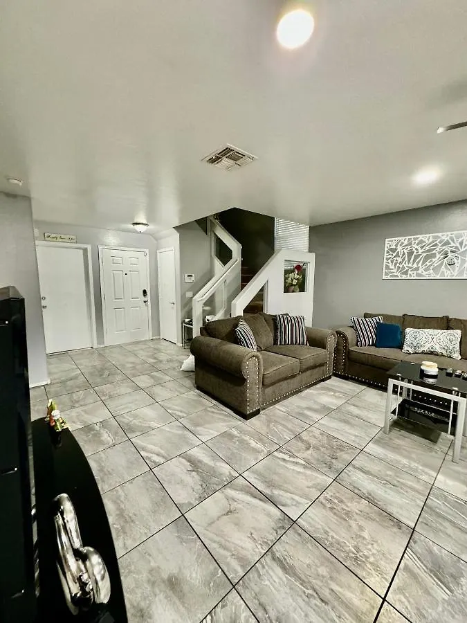 פיניקס West Phx Cozy King Suit With Private Bathroom Inside A House בית אירוח