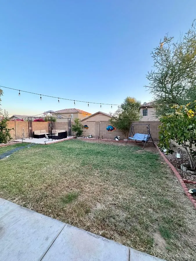 פיניקס West Phx Cozy King Suit With Private Bathroom Inside A House בית אירוח