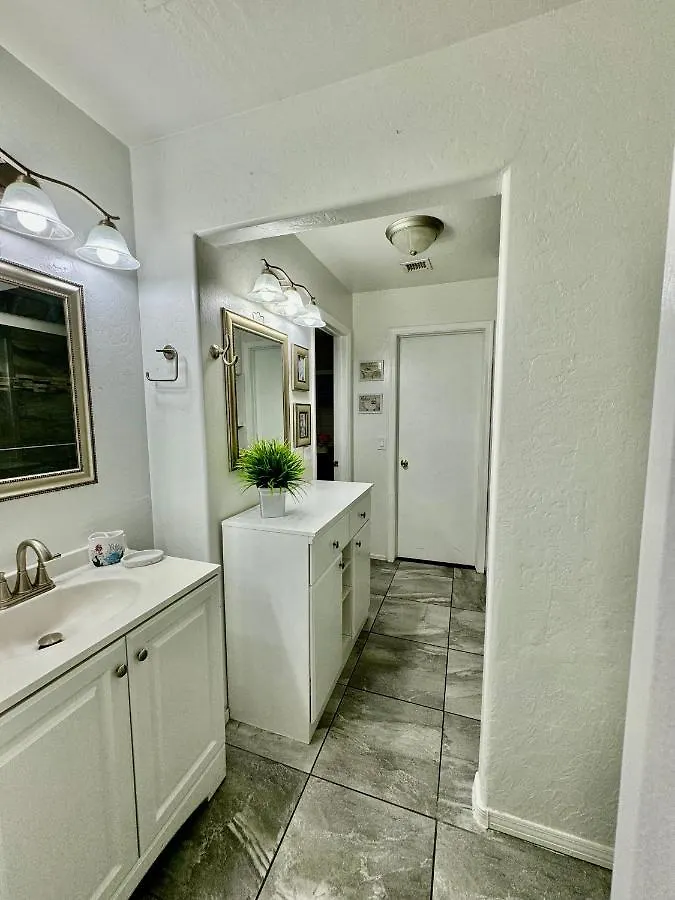 פיניקס West Phx Cozy King Suit With Private Bathroom Inside A House בית אירוח