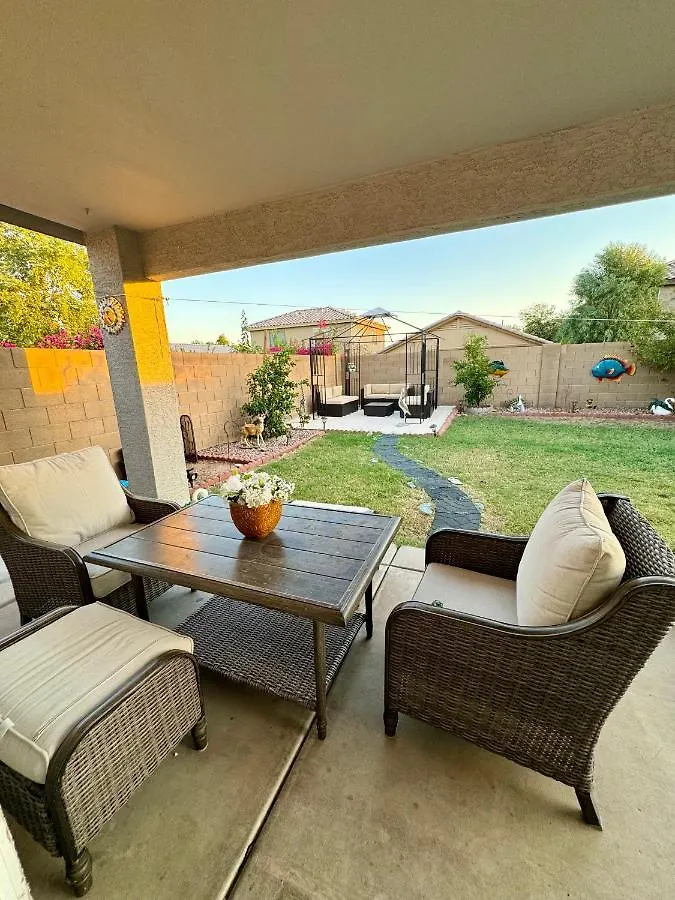 פיניקס West Phx Cozy King Suit With Private Bathroom Inside A House בית אירוח