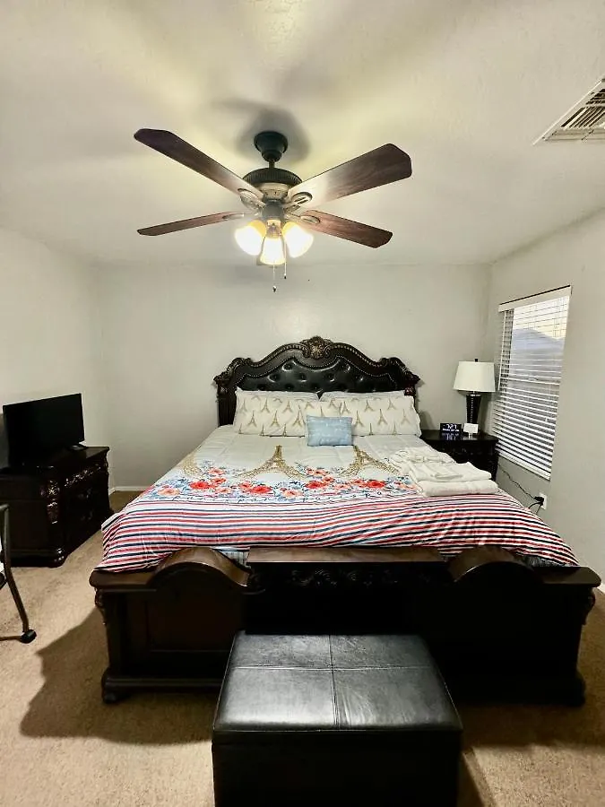 פיניקס West Phx Cozy King Suit With Private Bathroom Inside A House בית אירוח