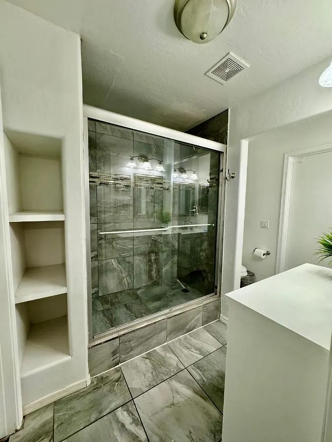 פיניקס West Phx Cozy King Suit With Private Bathroom Inside A House 0*,